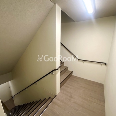 
						クラリティア横浜反町　階段1