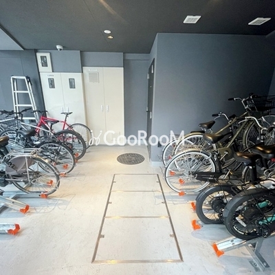 
						ログ入谷 駐輪場