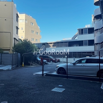 
						レジディア祐天寺 駐車場