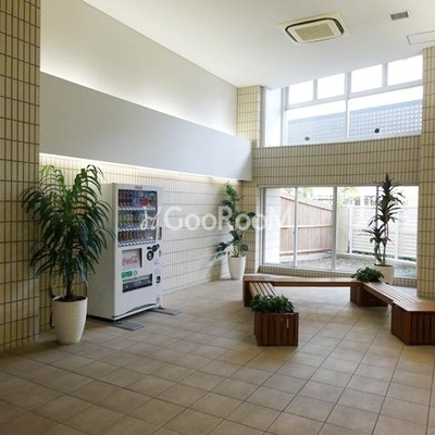 
						コンフォリア芝浦バウハウス ロビー