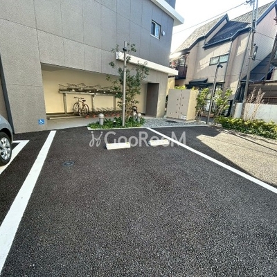 
						駐車場