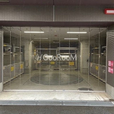 
						駐車場