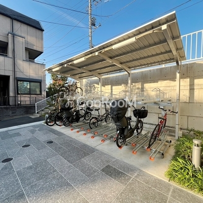 
						駐輪場
