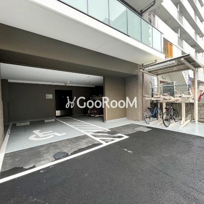 
						駐車場