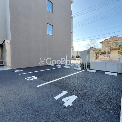
						駐車場